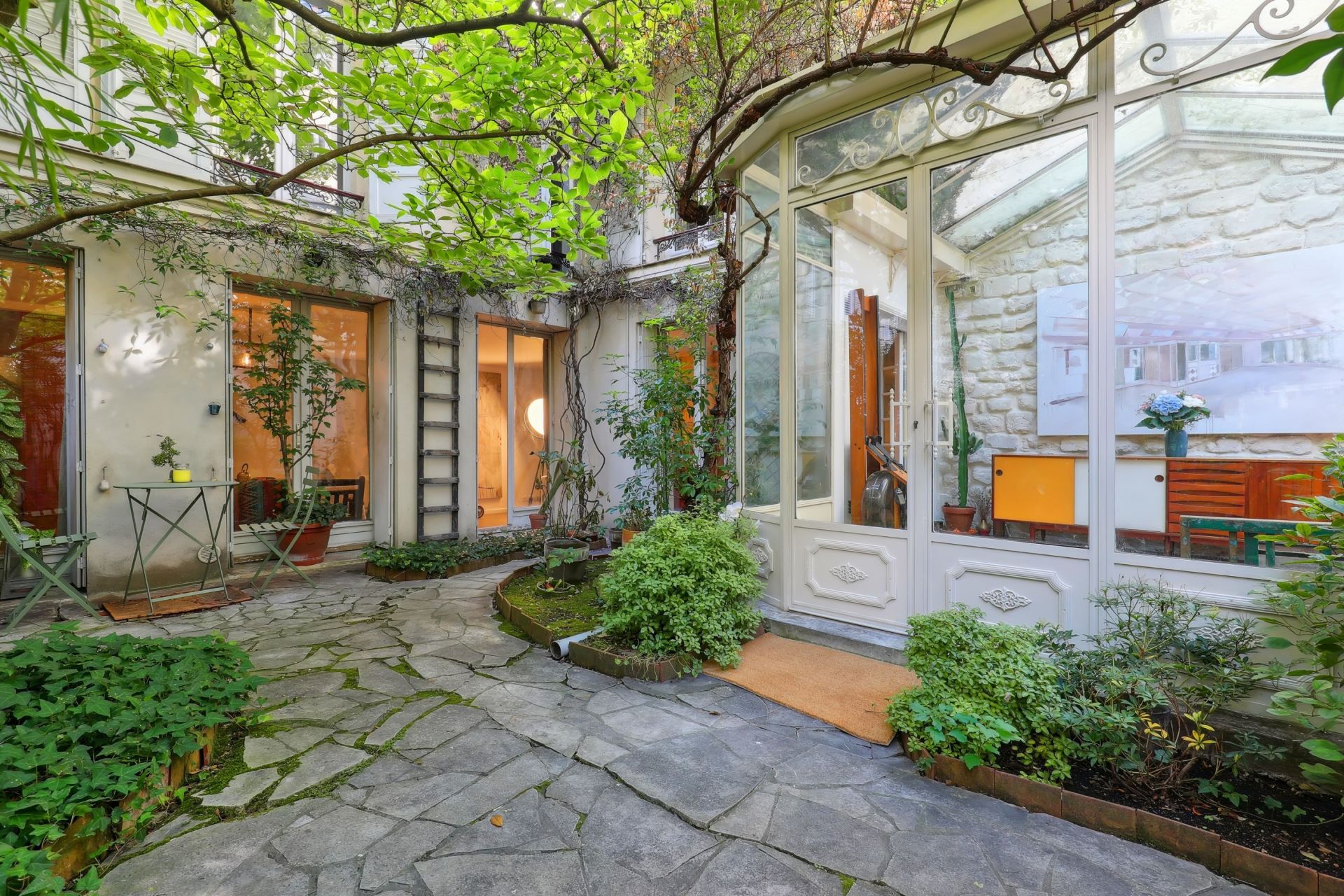 luxury house 6 Rooms for sale on PARIS (75018)