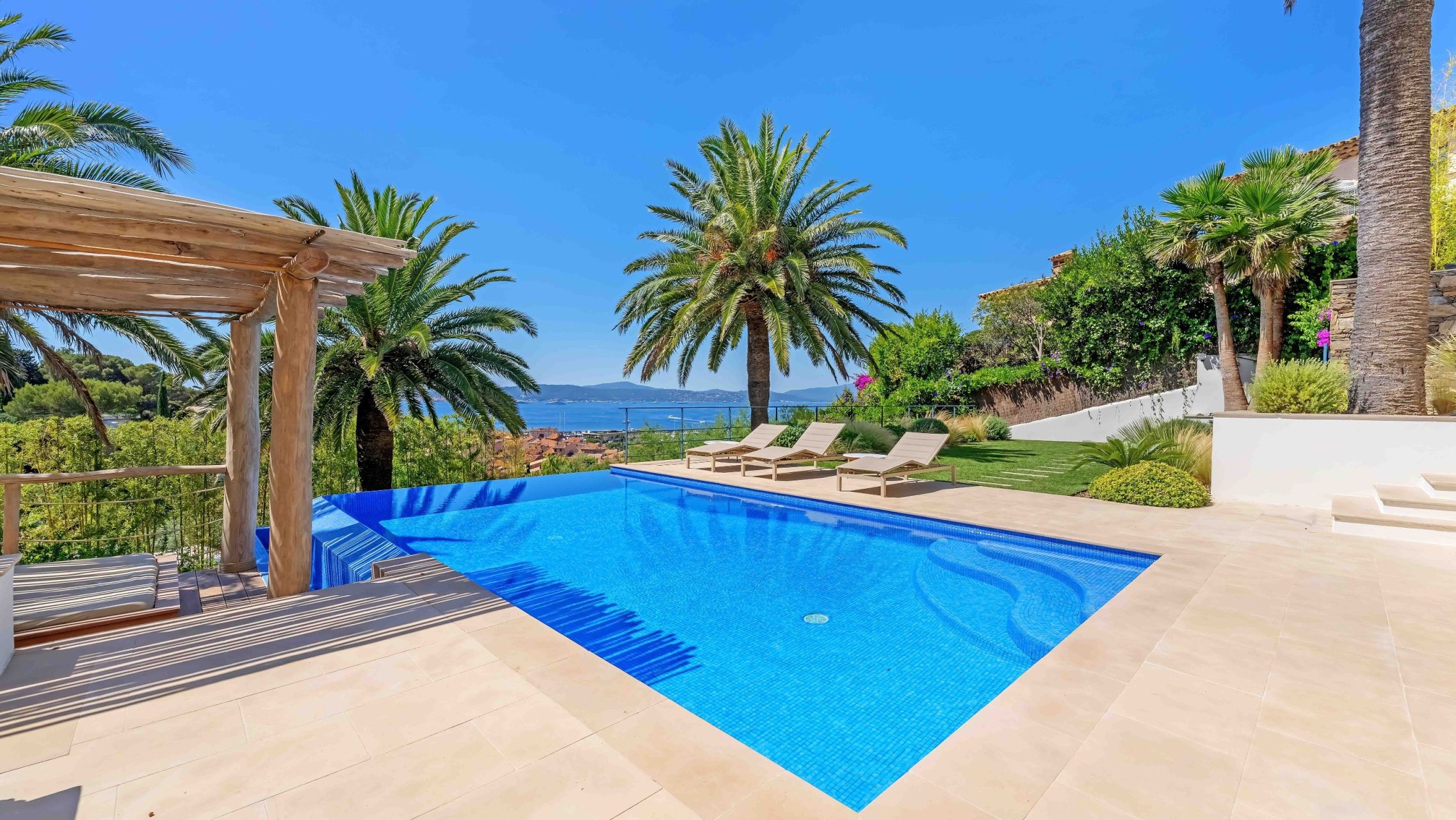 luxury villa 6 Rooms for sale on STE MAXIME (83120)