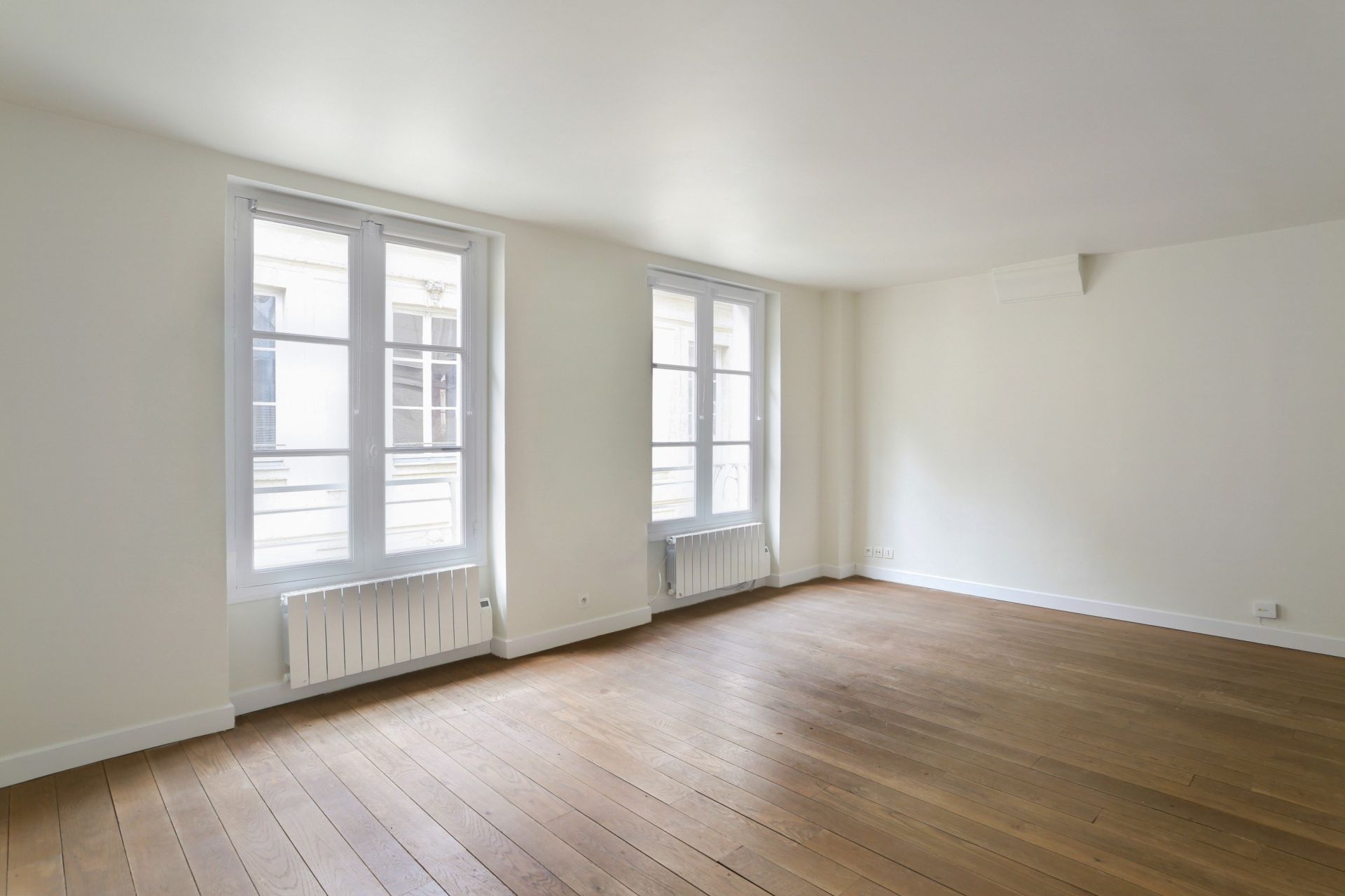 building for sale on PARIS (75003)