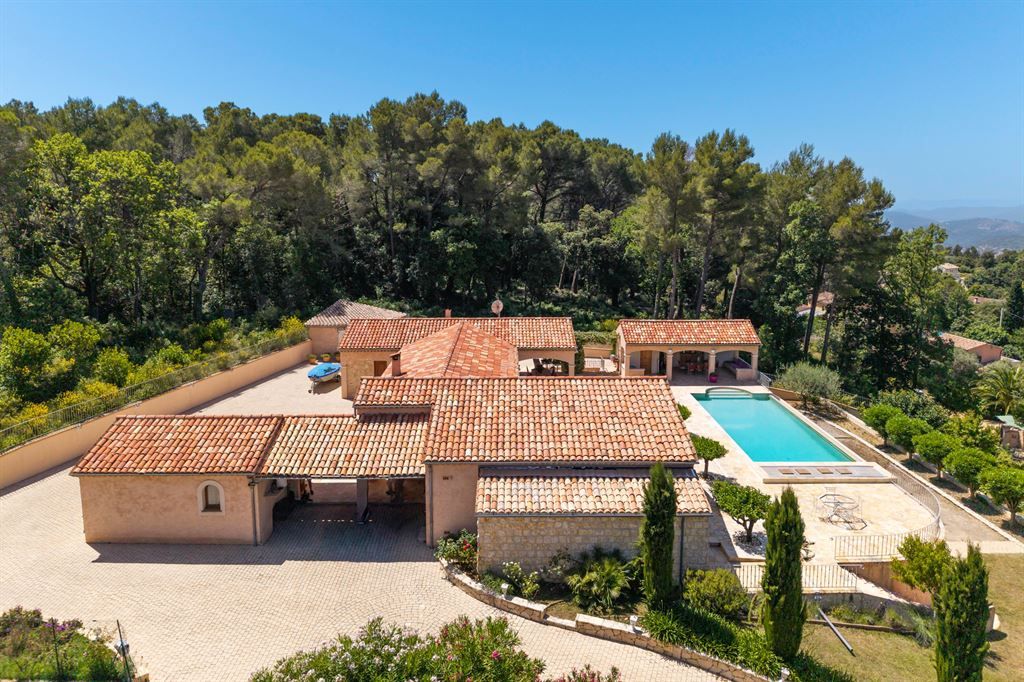 luxury villa 6 Rooms for sale on CABRIS (06530)