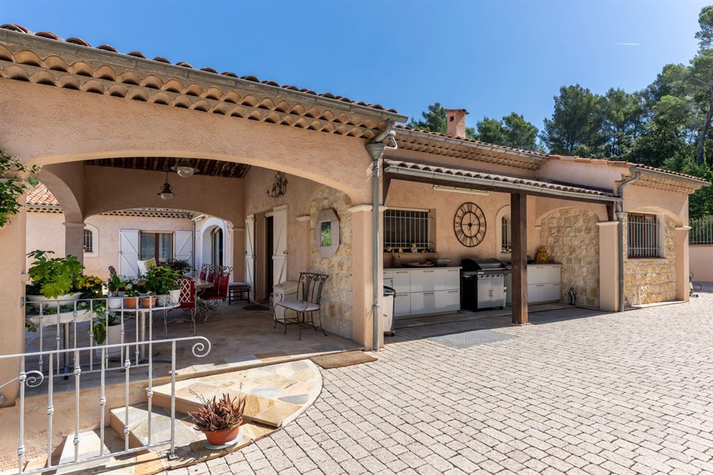 luxury villa 6 Rooms for sale on CABRIS (06530)