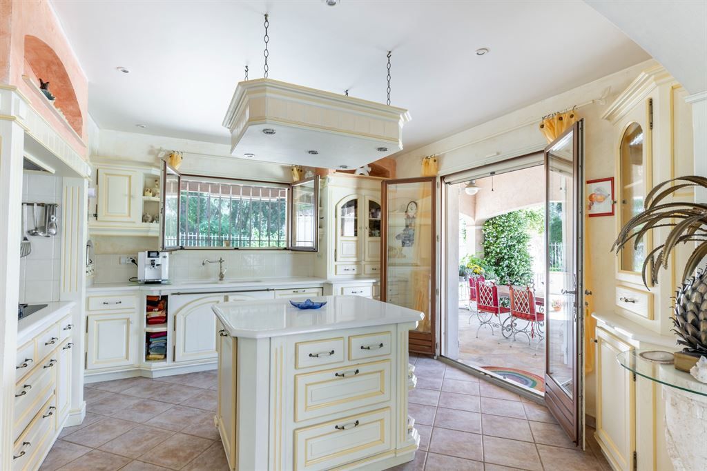 luxury villa 6 Rooms for sale on CABRIS (06530)