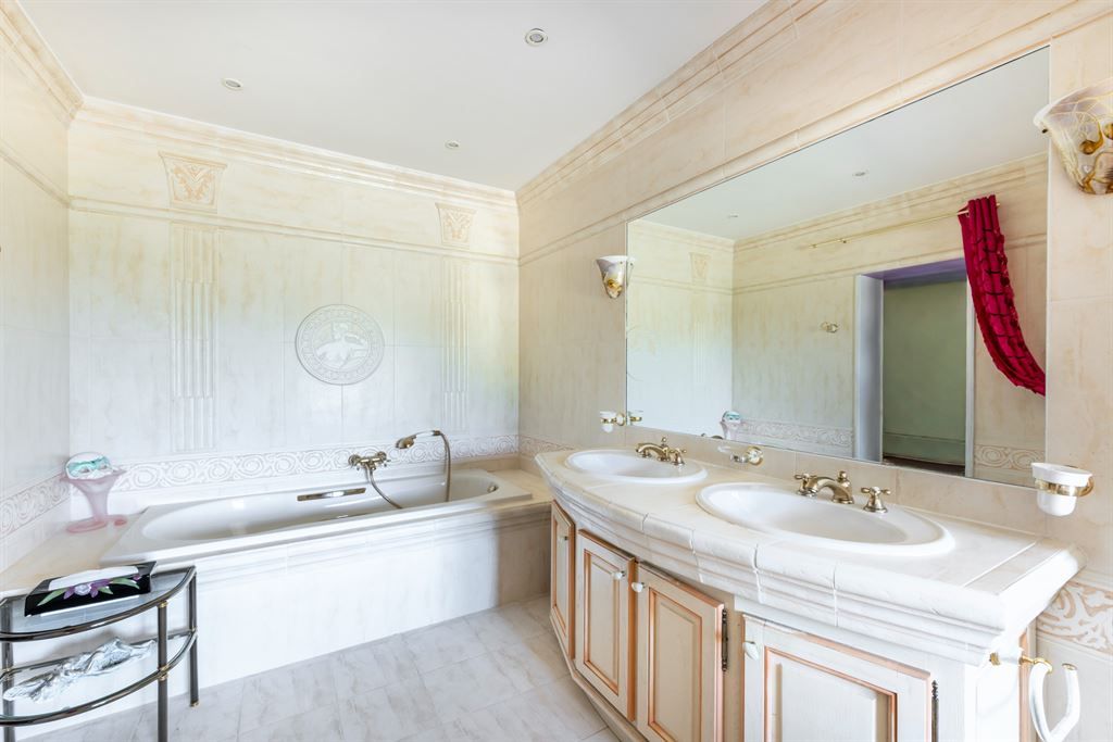 luxury villa 6 Rooms for sale on CABRIS (06530)