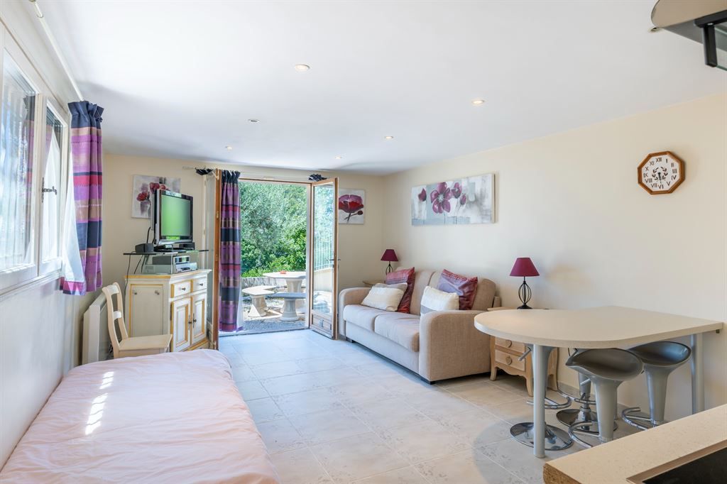 luxury villa 6 Rooms for sale on CABRIS (06530)