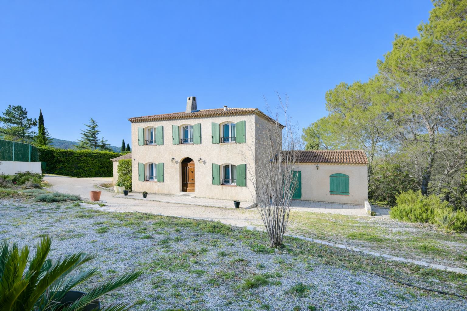 luxury house 8 Rooms for sale on EGUILLES (13510)