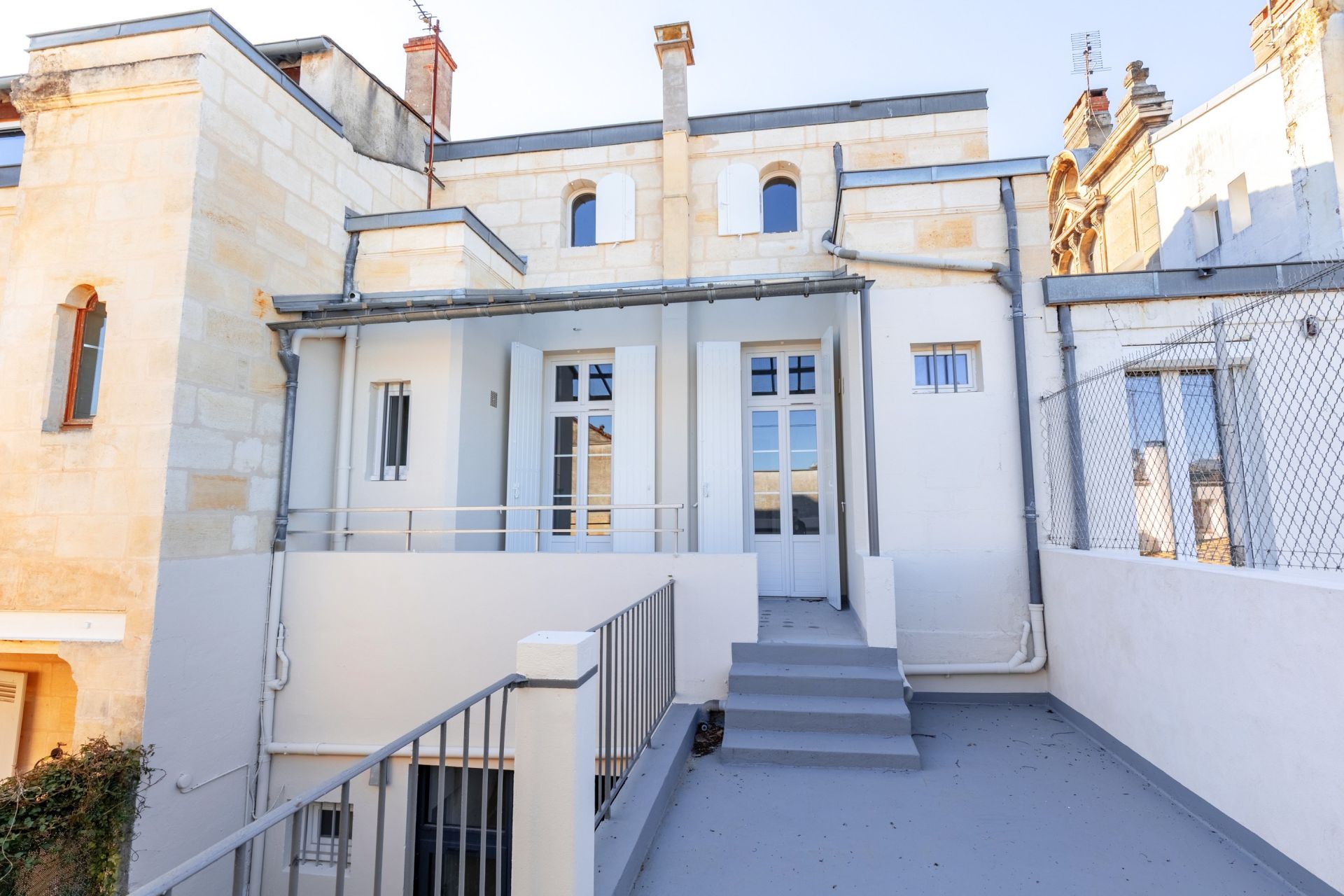 luxury house 8 Rooms for sale on BORDEAUX (33000)