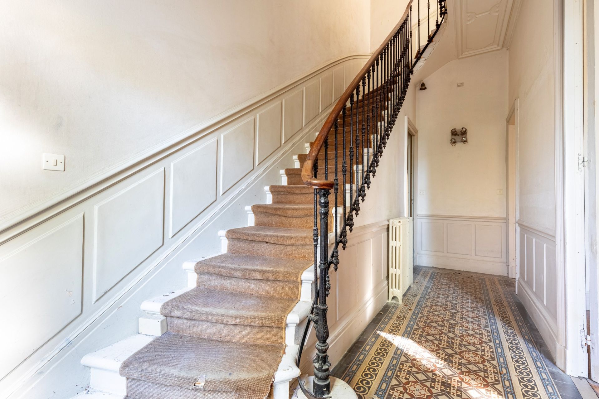 luxury house 8 Rooms for sale on BORDEAUX (33000)