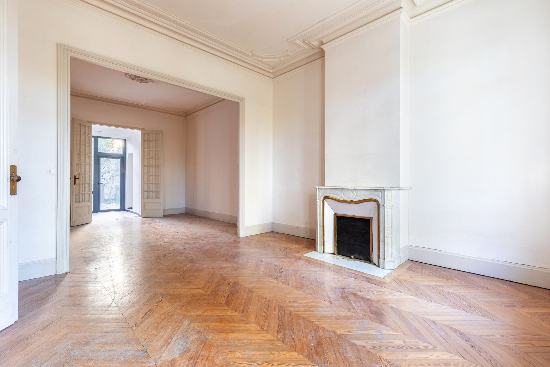 luxury house 8 Rooms for sale on BORDEAUX (33000)