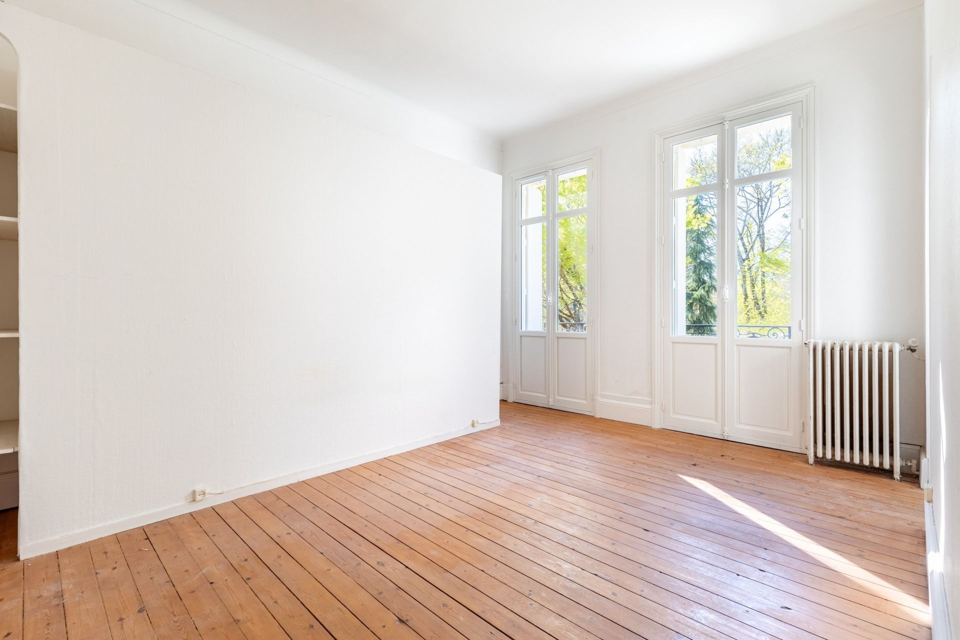 luxury house 8 Rooms for sale on BORDEAUX (33000)