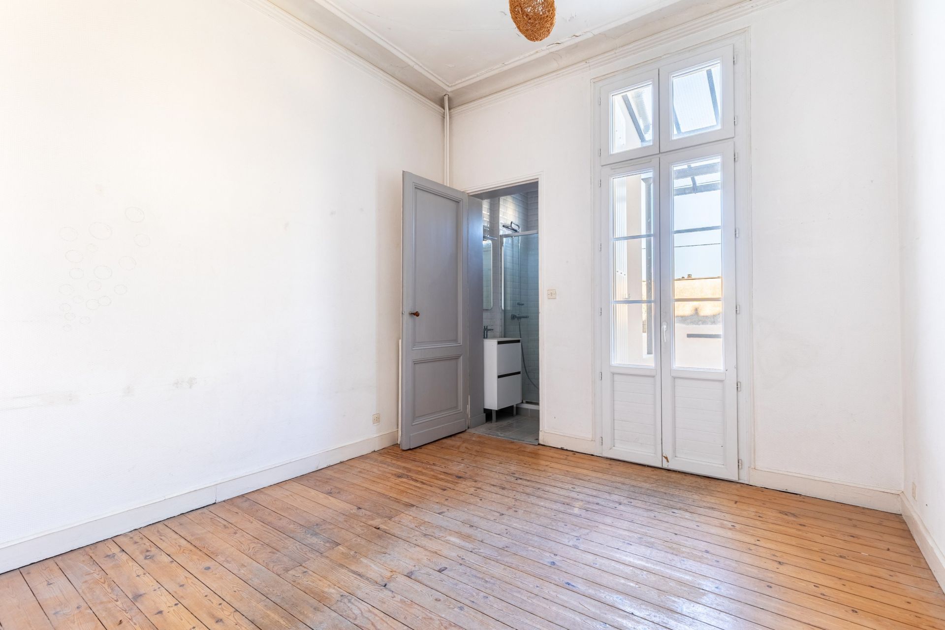 luxury house 8 Rooms for sale on BORDEAUX (33000)
