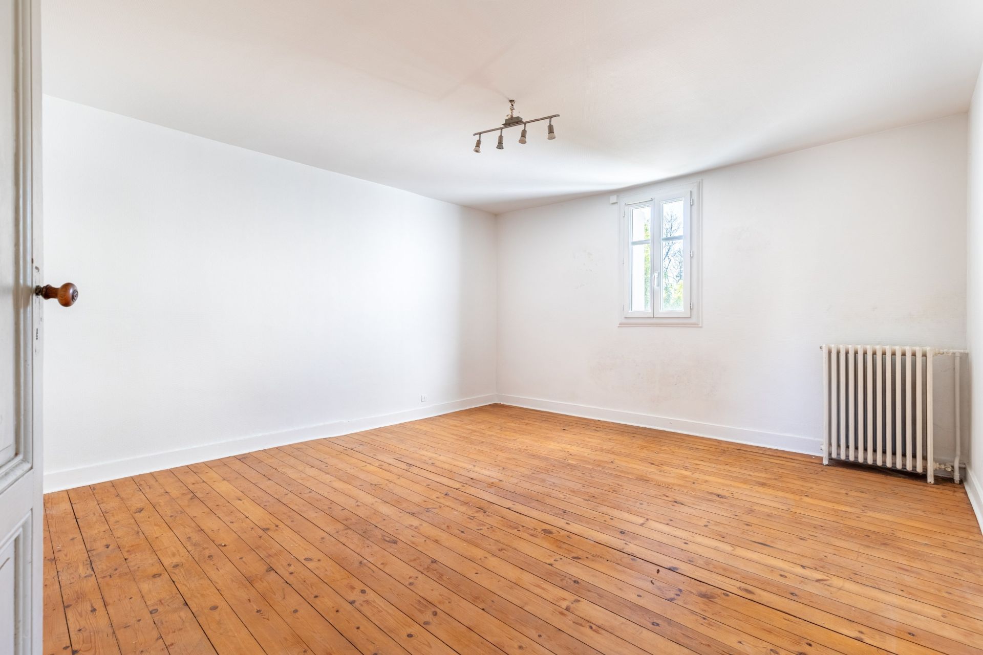 luxury house 8 Rooms for sale on BORDEAUX (33000)