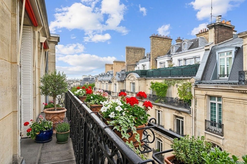 luxury apartment 5 Rooms for sale on PARIS (75016)