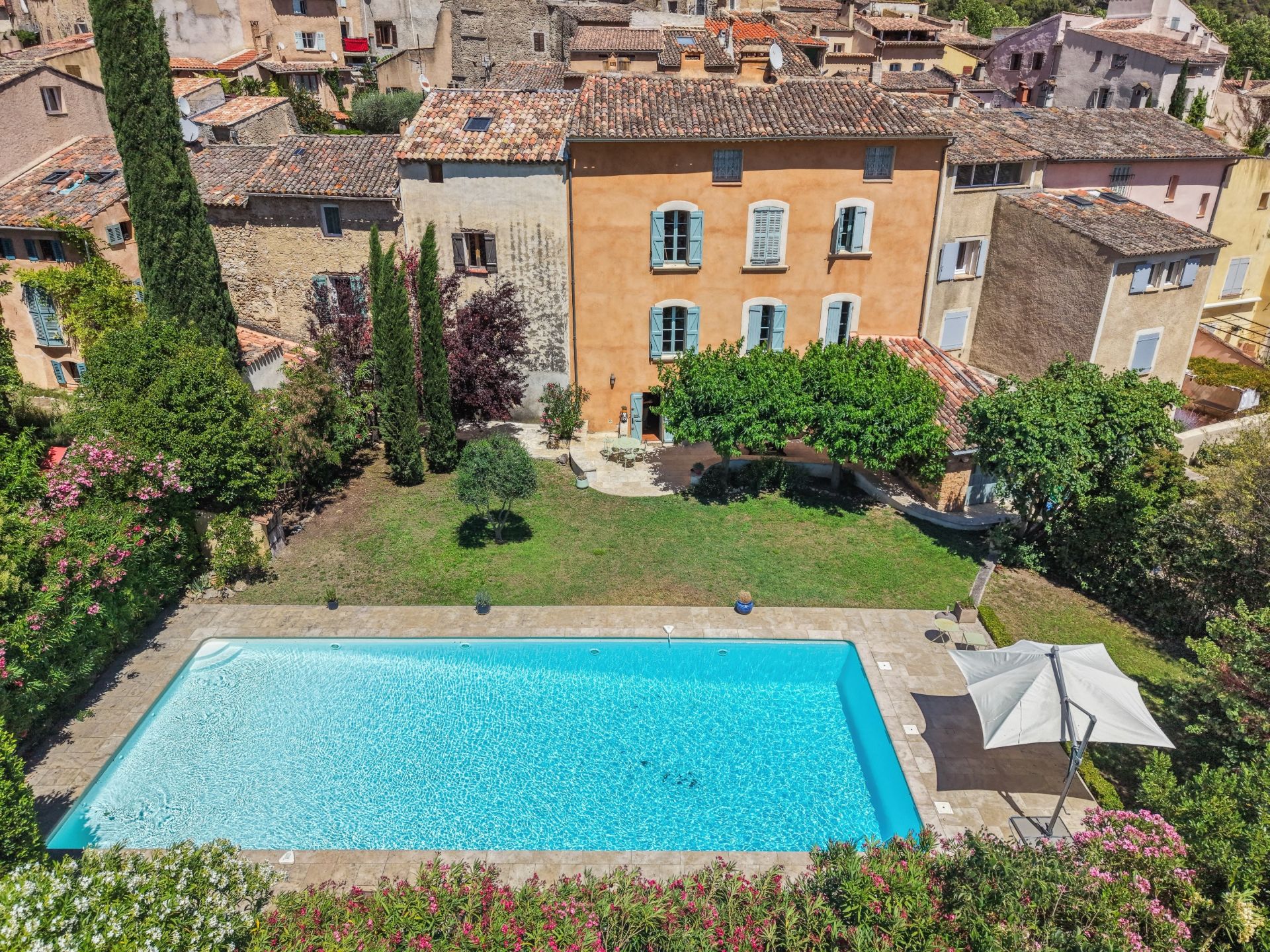 townhouse 7 Rooms for sale on VILLECROZE (83690)