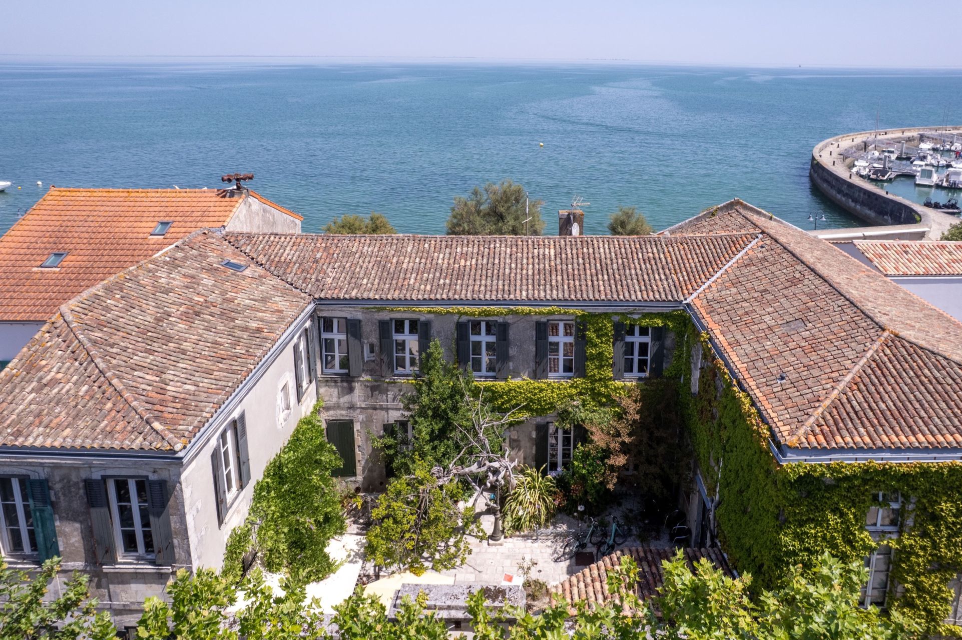 building for sale on LA FLOTTE (17630)