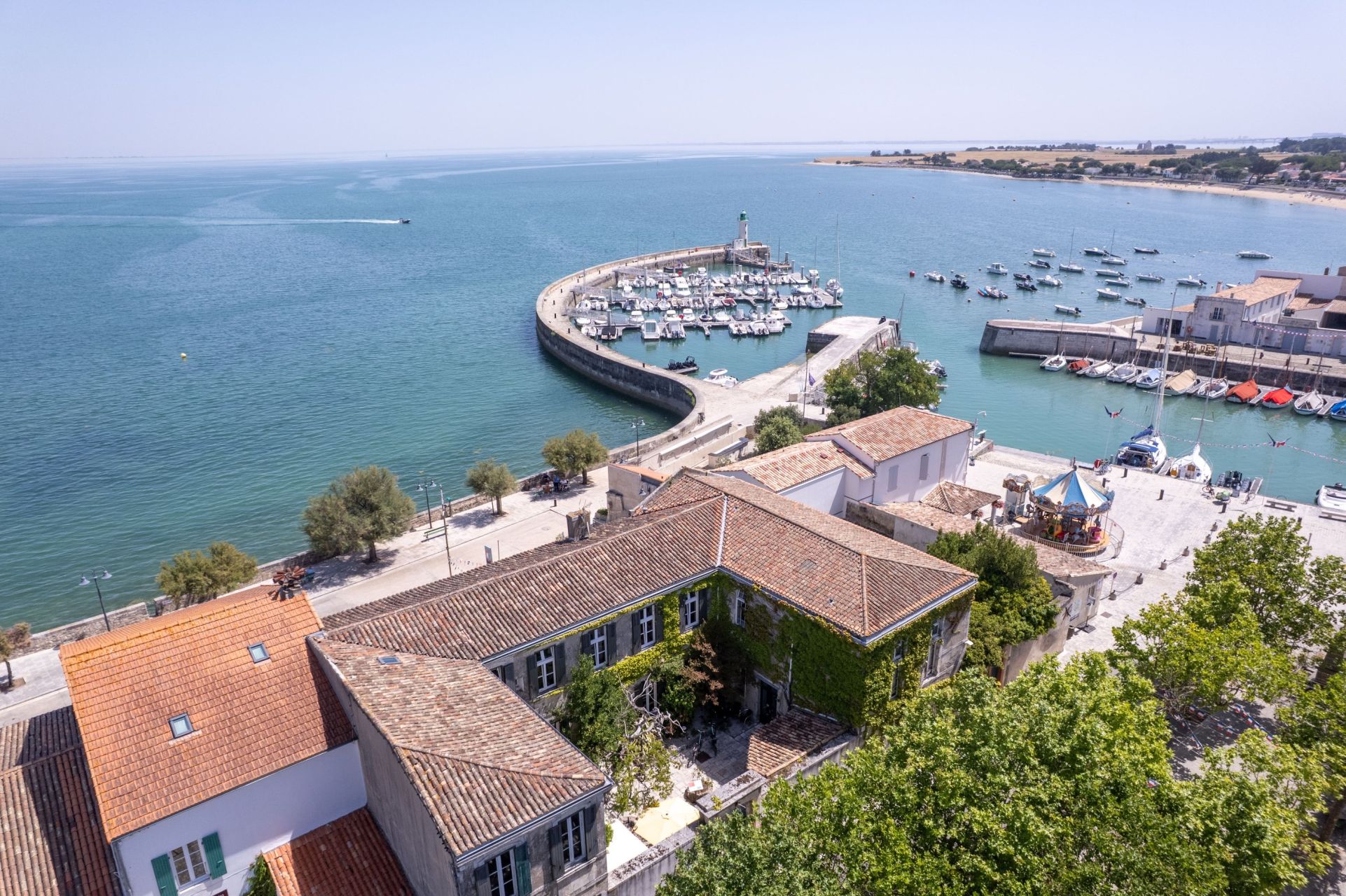 building for sale on LA FLOTTE (17630)