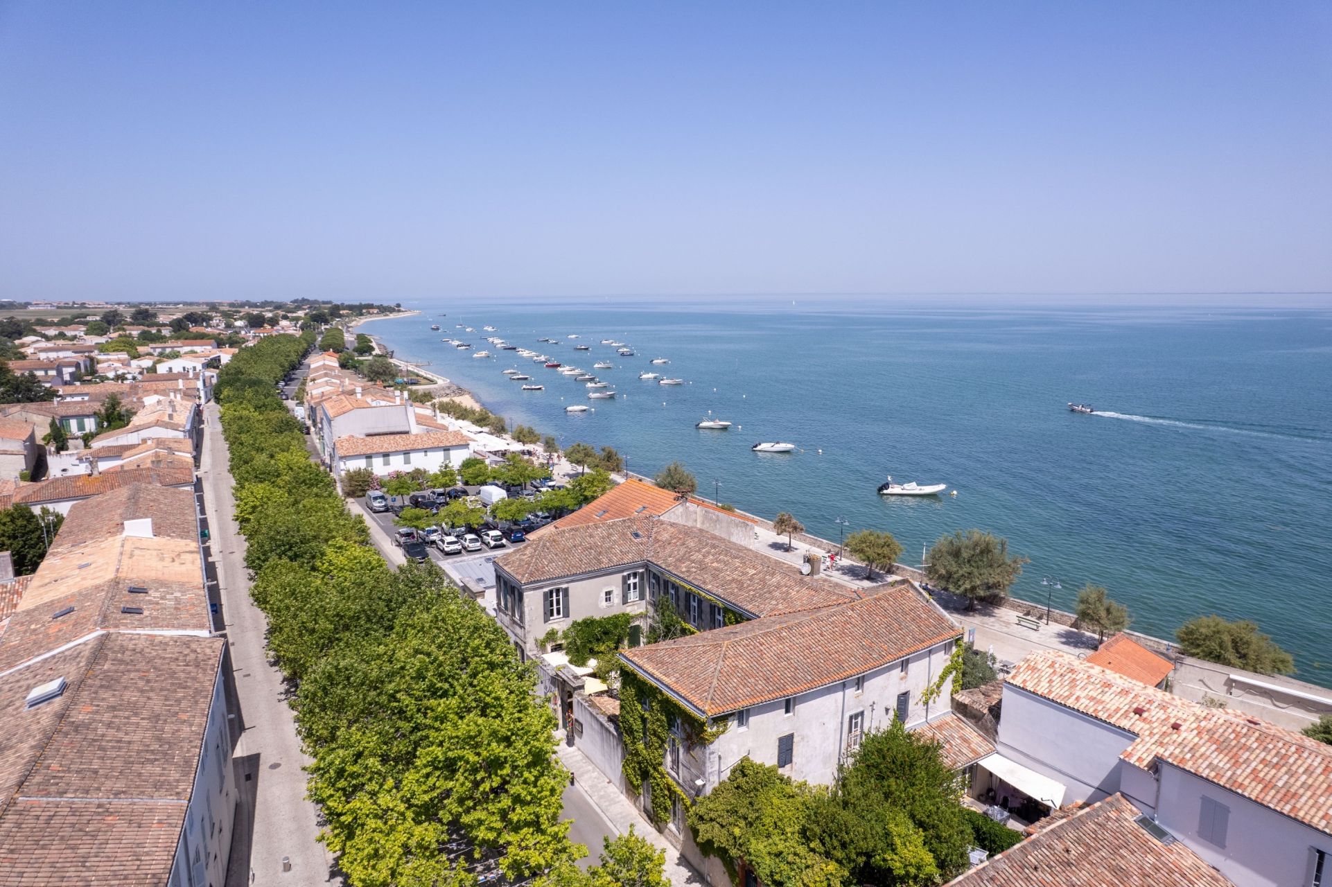 building for sale on LA FLOTTE (17630)
