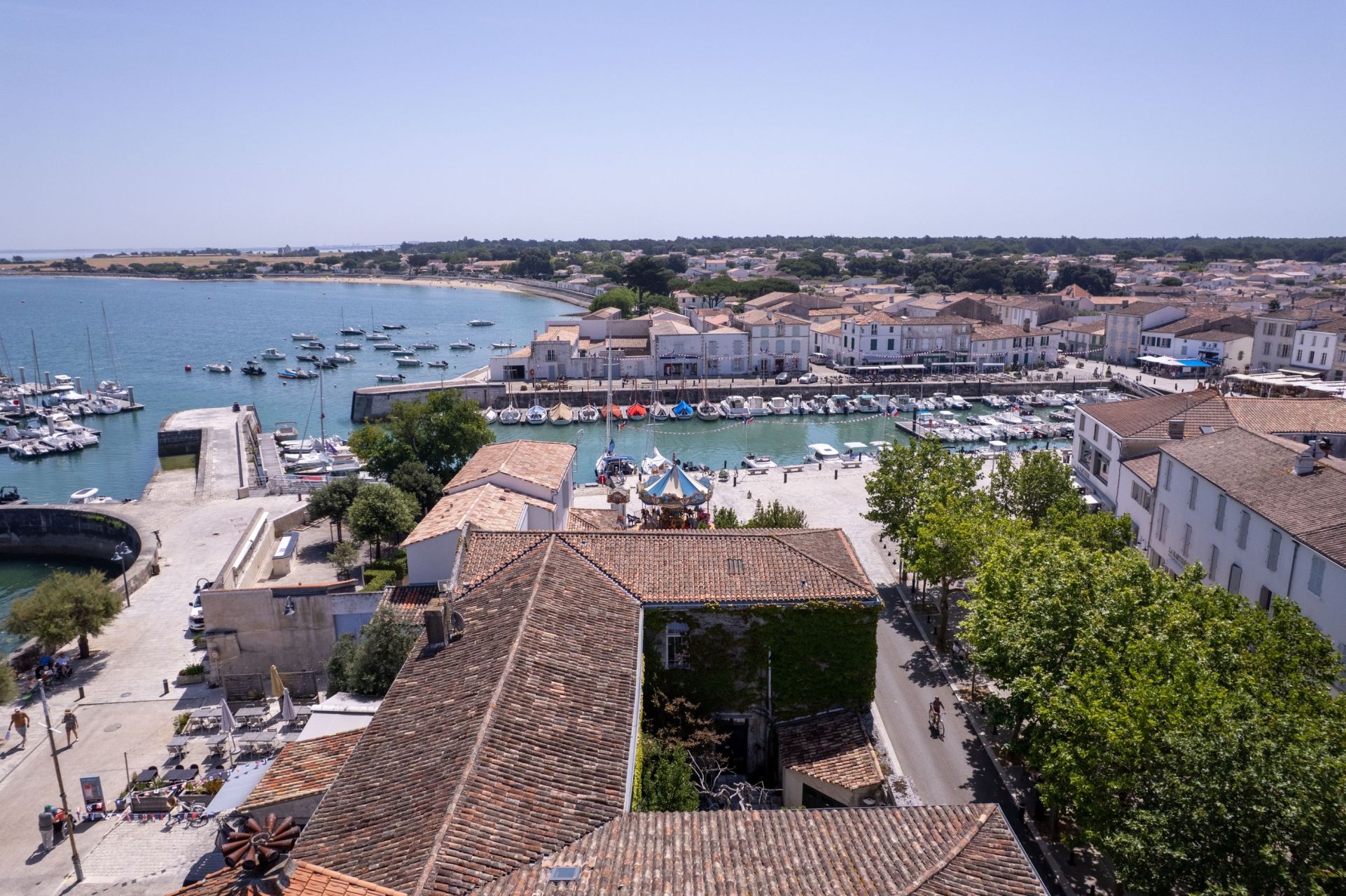 building for sale on LA FLOTTE (17630)