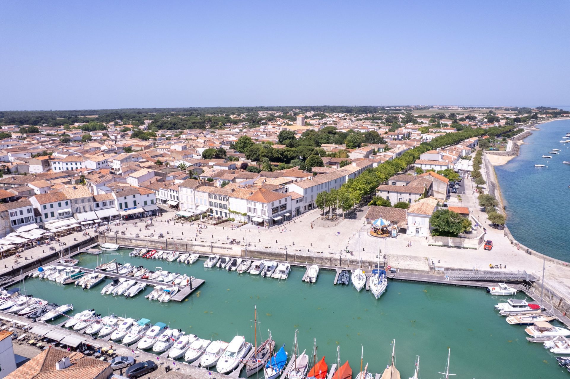 building for sale on LA FLOTTE (17630)