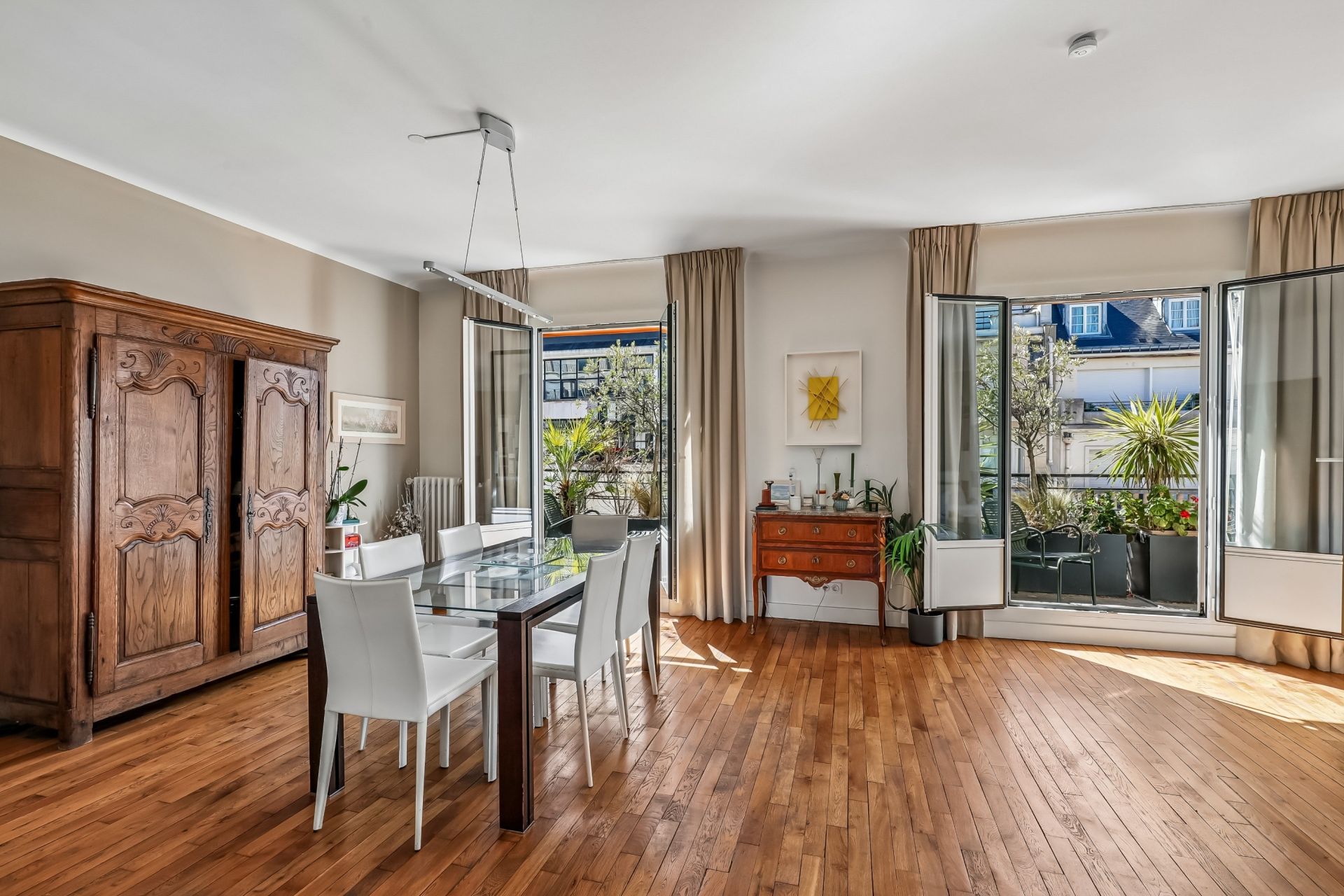 luxury apartment 5 Rooms for sale on PARIS (75016)