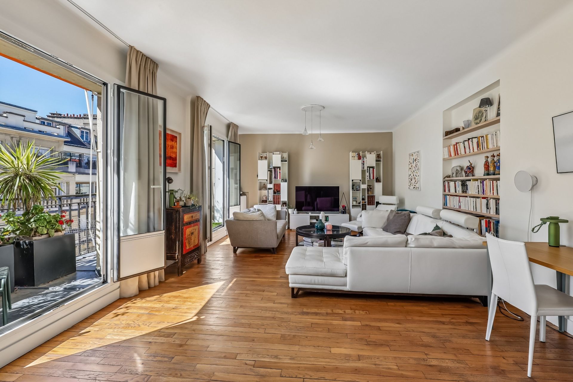 luxury apartment 5 Rooms for sale on PARIS (75016)