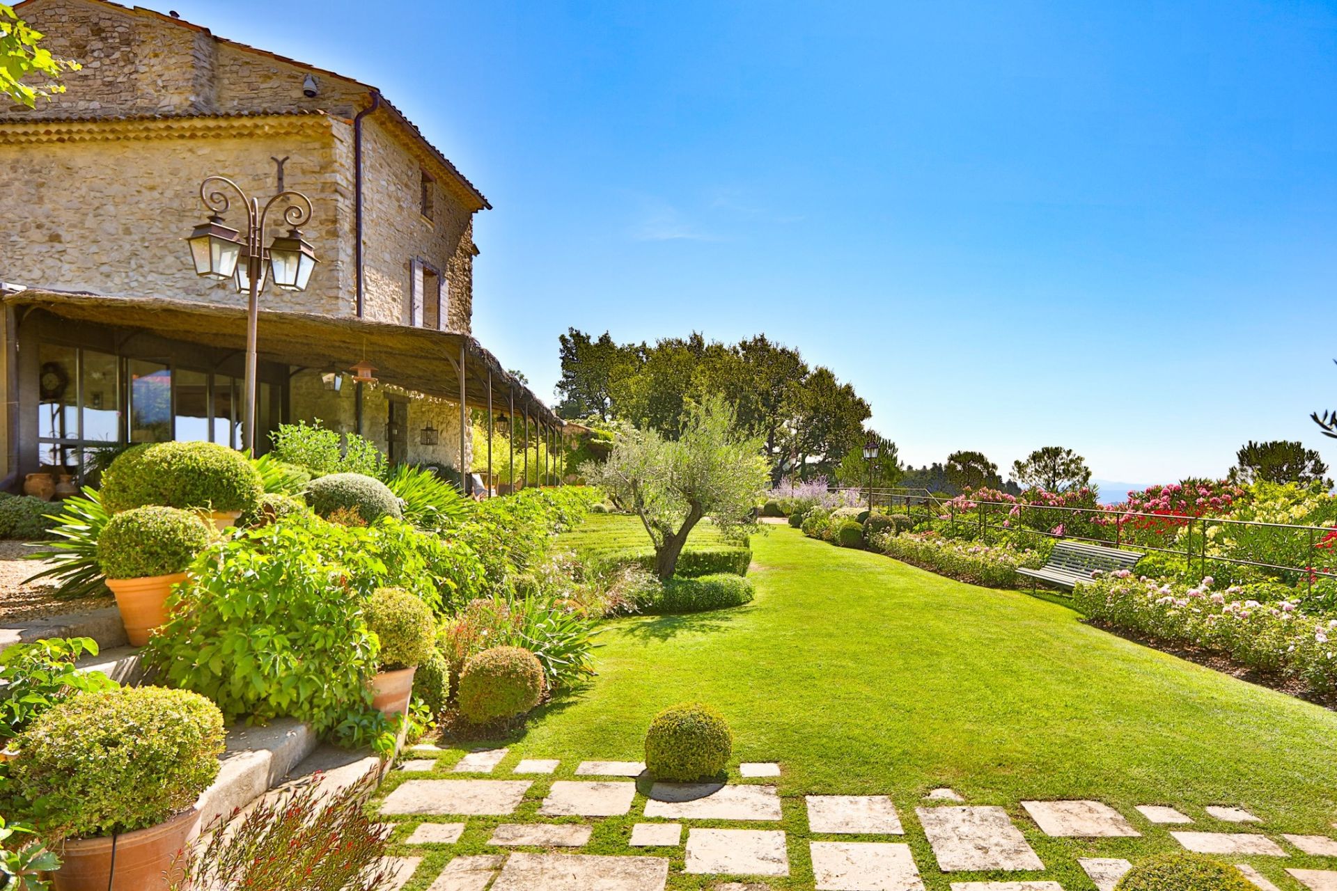 luxury house 13 Rooms for sale on LA BASTIDE DES JOURDANS (84240)