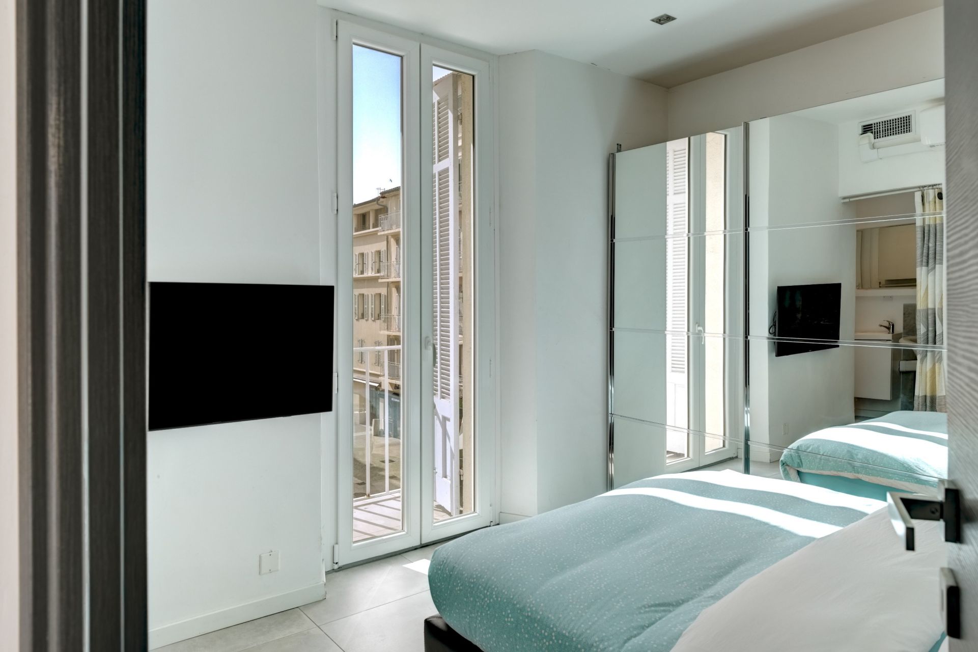 luxury apartment 3 Rooms for sale on CANNES (06400)