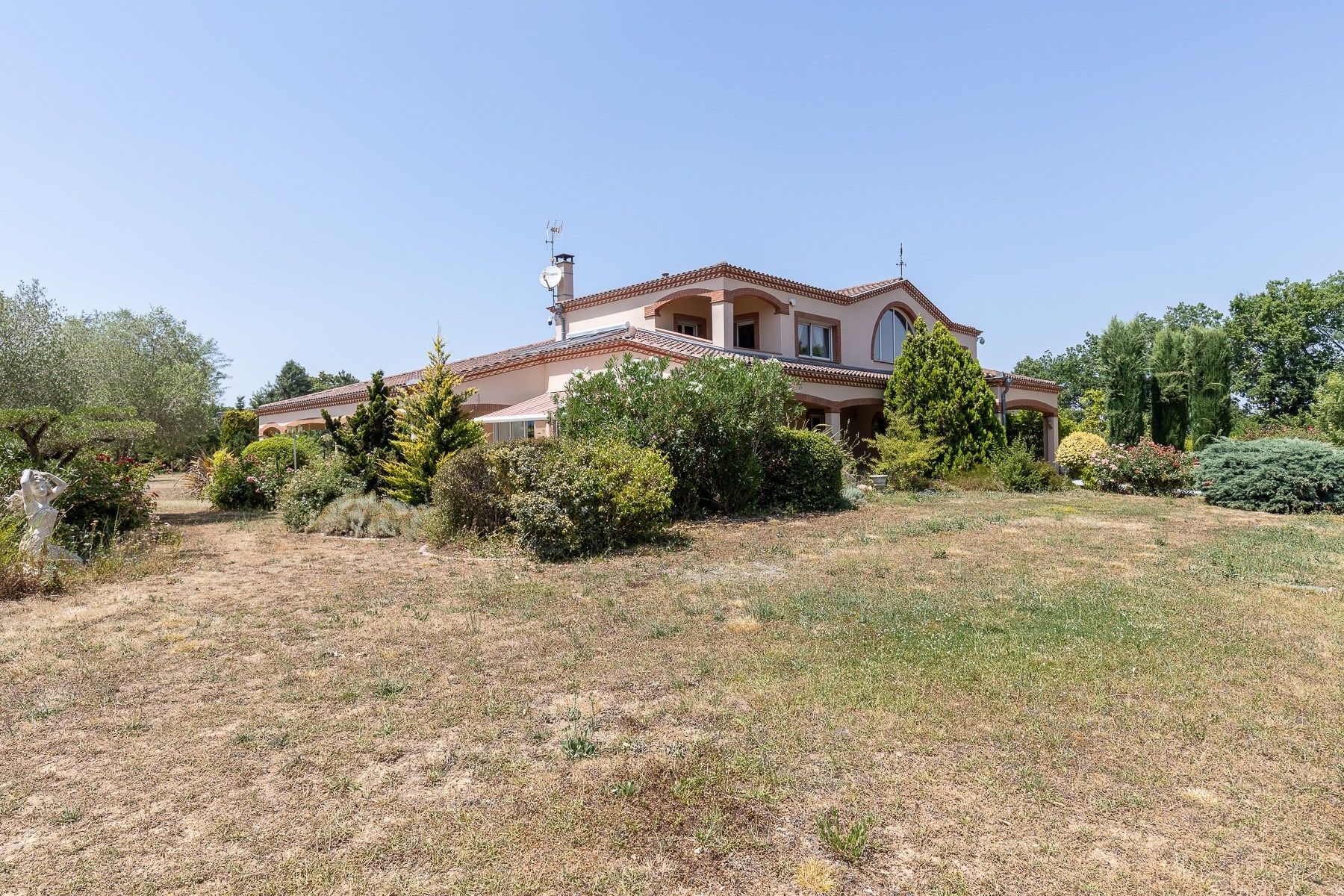 luxury house 9 Rooms for sale on LAVAUR (81500)