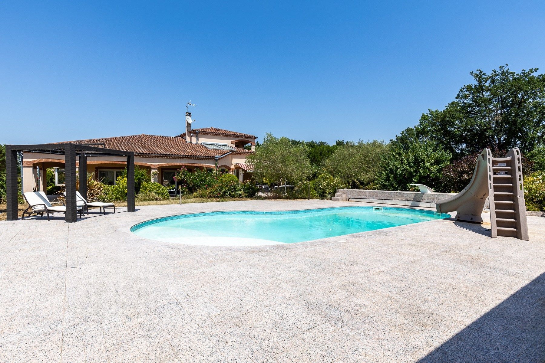 luxury house 9 Rooms for sale on LAVAUR (81500)