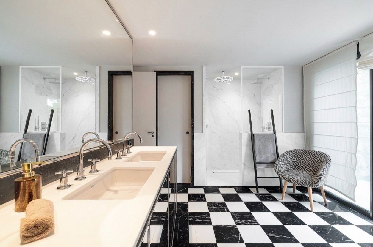 luxury apartment 4 Rooms for sale on NICE (06000)