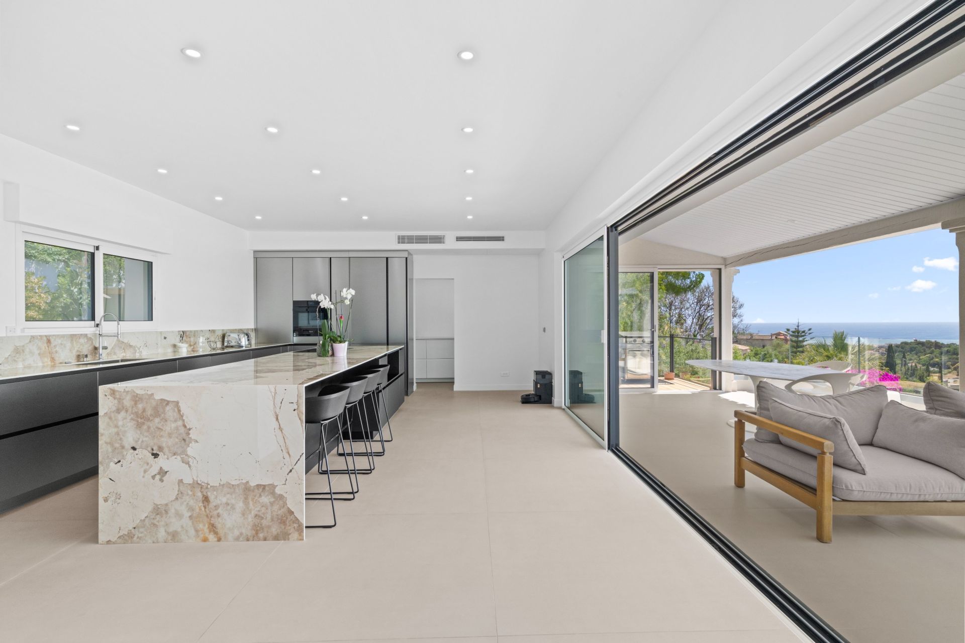contemporary house 9 Rooms for sale on CAGNES SUR MER (06800)
