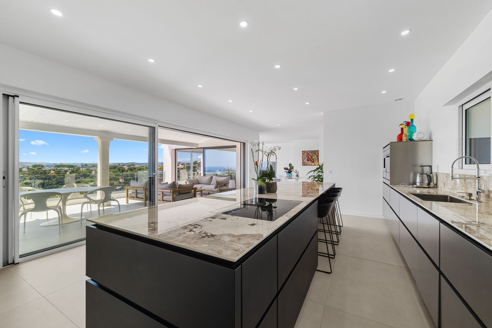 contemporary house 9 Rooms for sale on CAGNES SUR MER (06800)