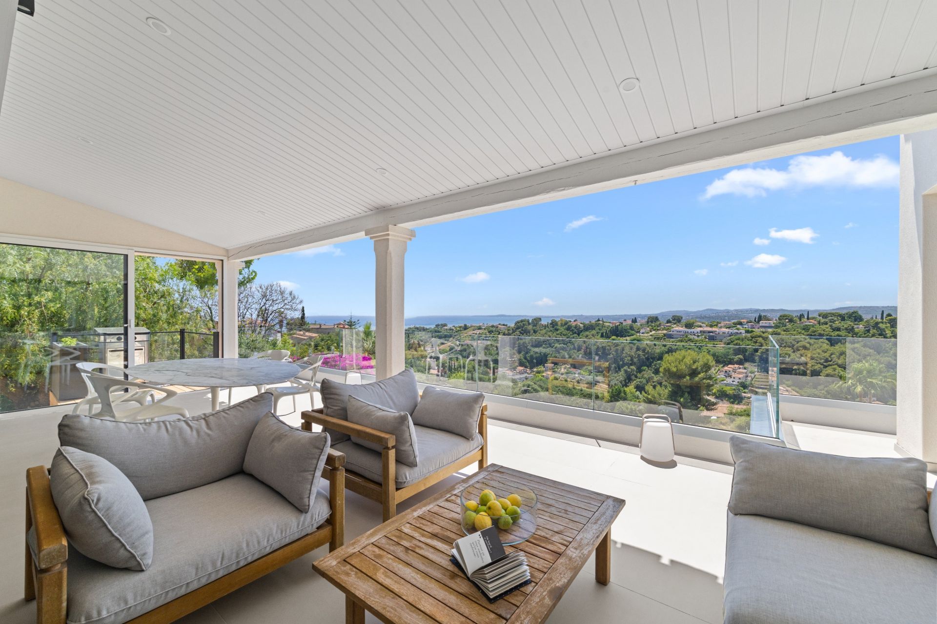 contemporary house 9 Rooms for sale on CAGNES SUR MER (06800)