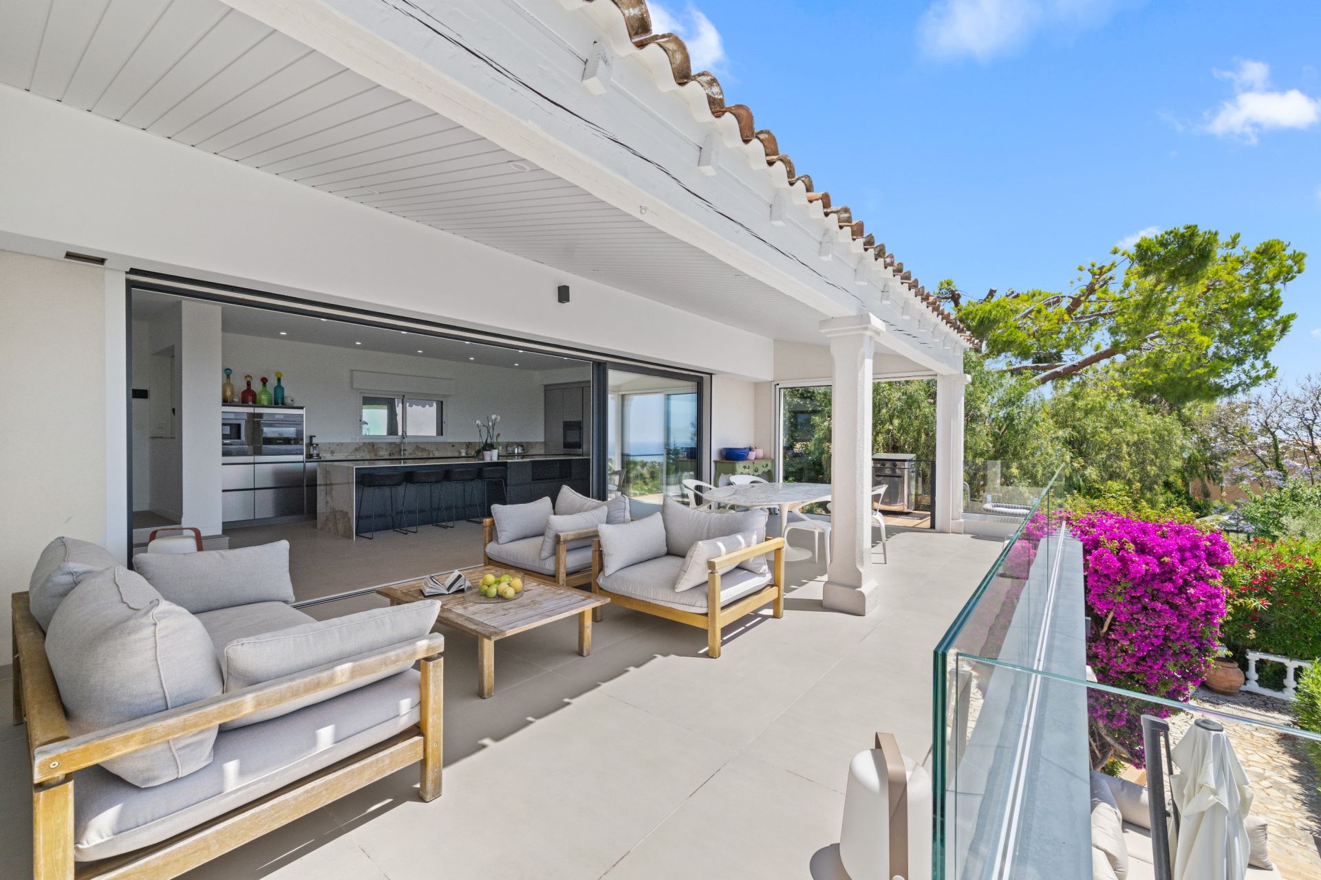 contemporary house 9 Rooms for sale on CAGNES SUR MER (06800)