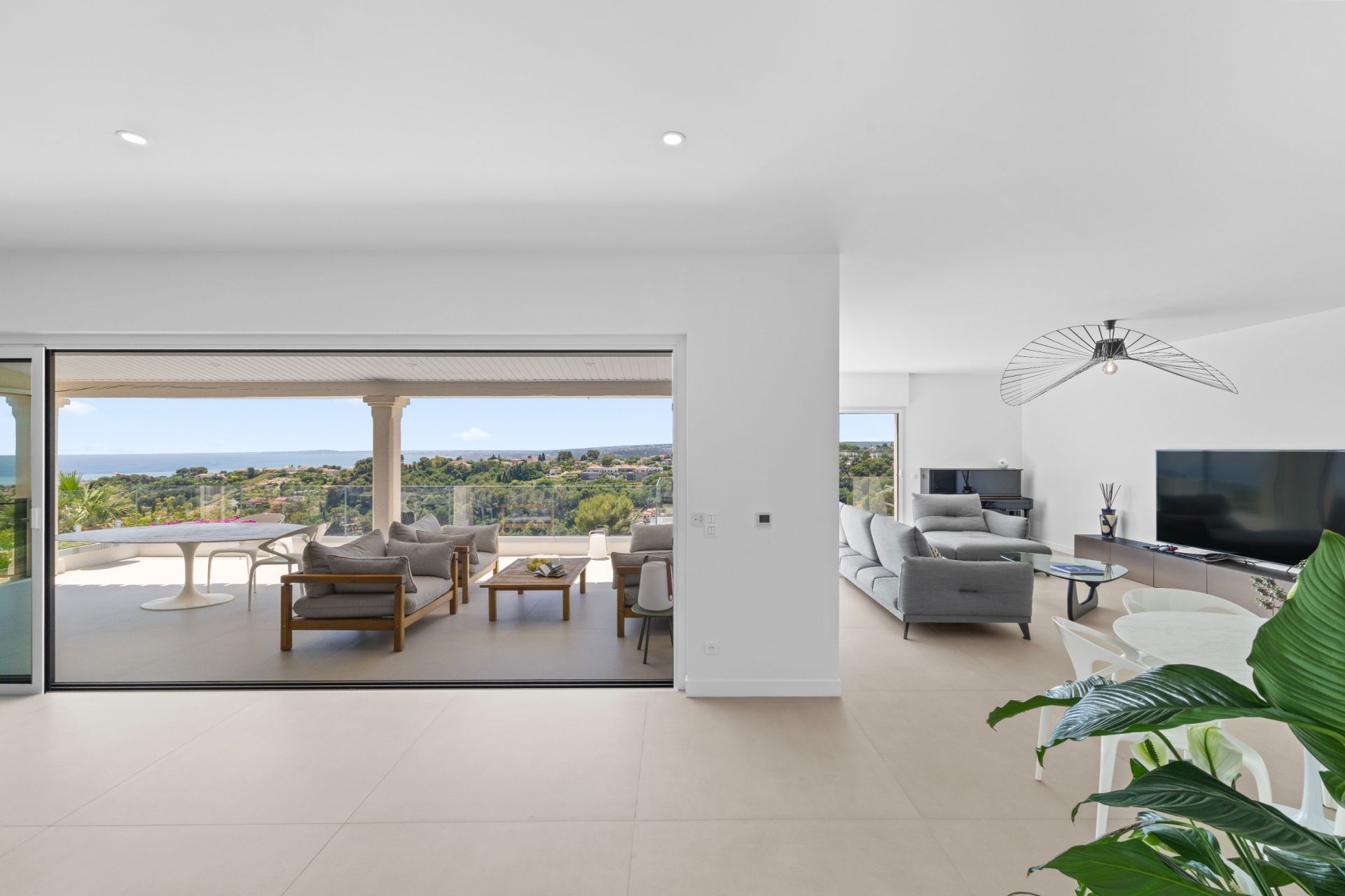 contemporary house 9 Rooms for sale on CAGNES SUR MER (06800)