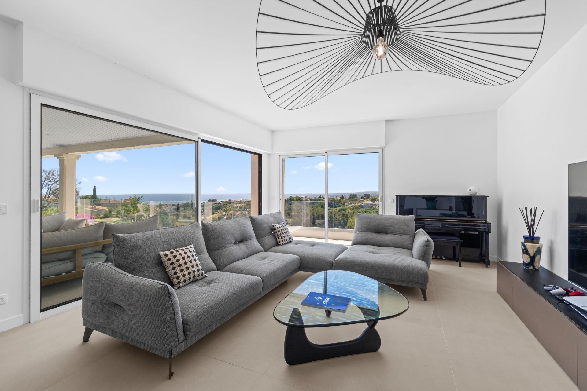 contemporary house 9 Rooms for sale on CAGNES SUR MER (06800)
