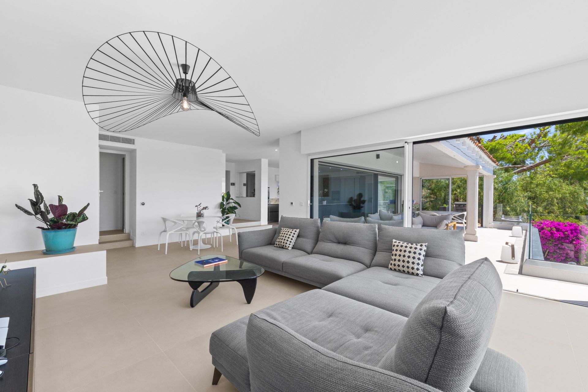 contemporary house 9 Rooms for sale on CAGNES SUR MER (06800)