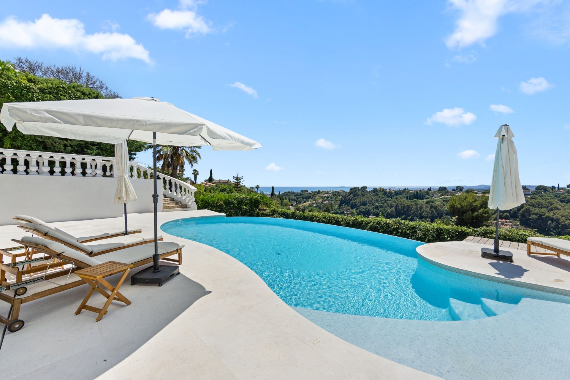 contemporary house 9 Rooms for sale on CAGNES SUR MER (06800)