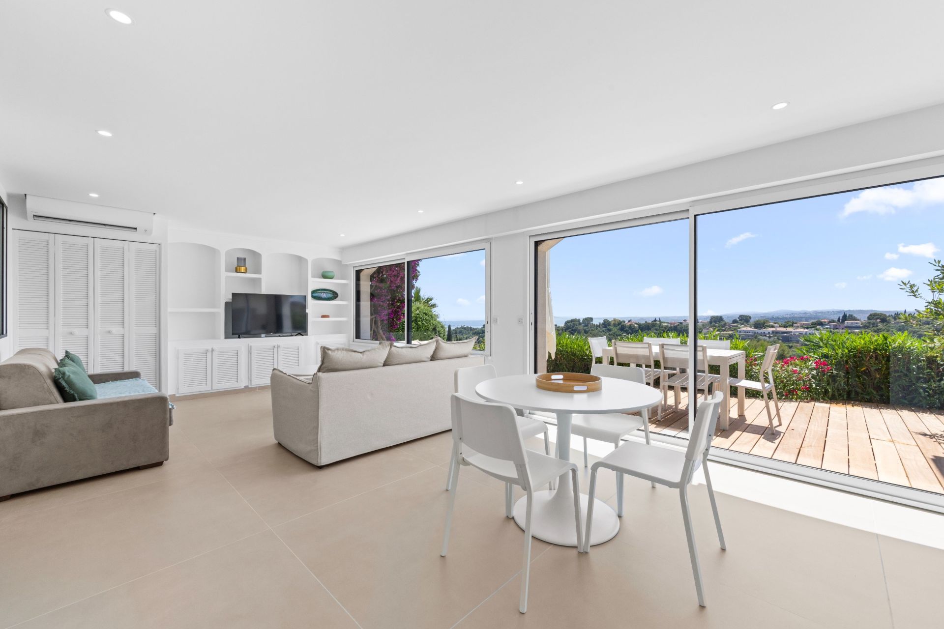 contemporary house 9 Rooms for sale on CAGNES SUR MER (06800)