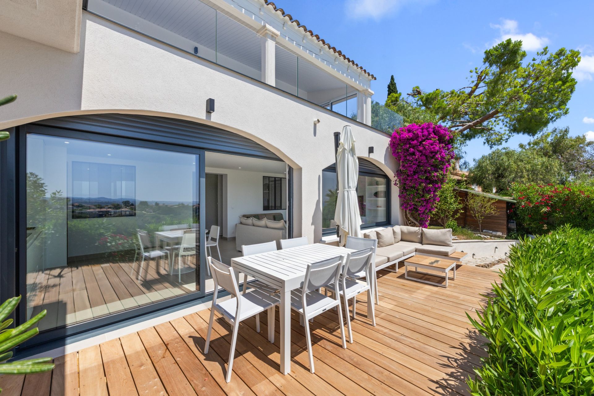 contemporary house 9 Rooms for sale on CAGNES SUR MER (06800)