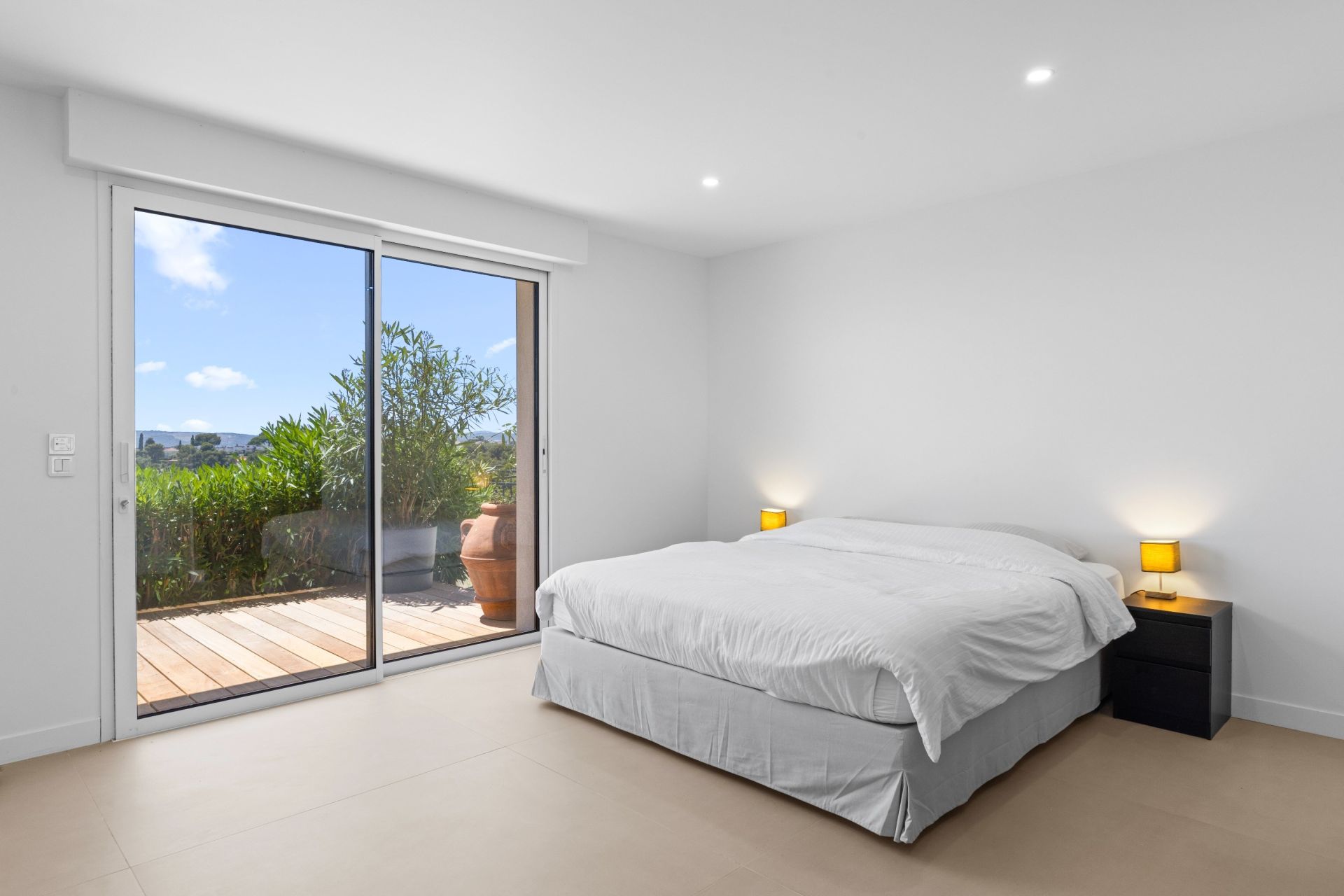 contemporary house 9 Rooms for sale on CAGNES SUR MER (06800)