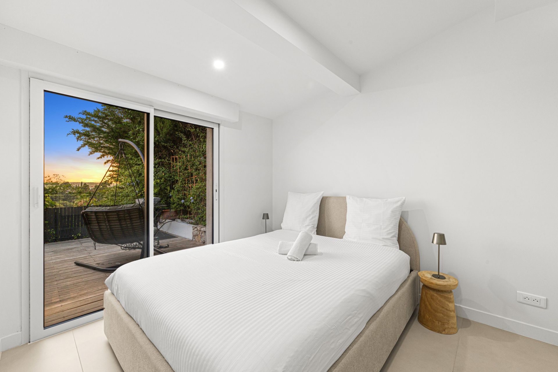 contemporary house 9 Rooms for sale on CAGNES SUR MER (06800)