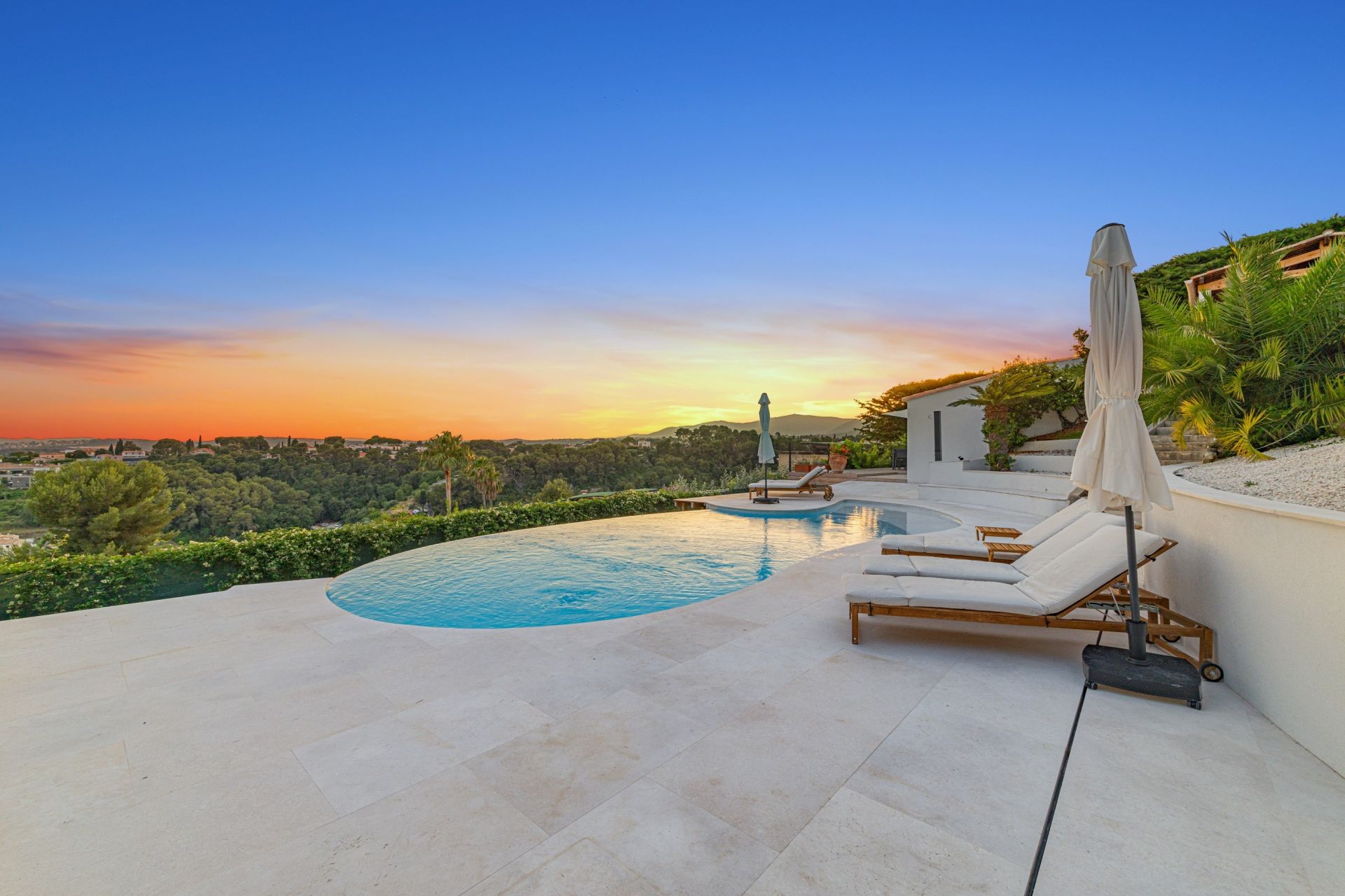 contemporary house 9 Rooms for sale on CAGNES SUR MER (06800)