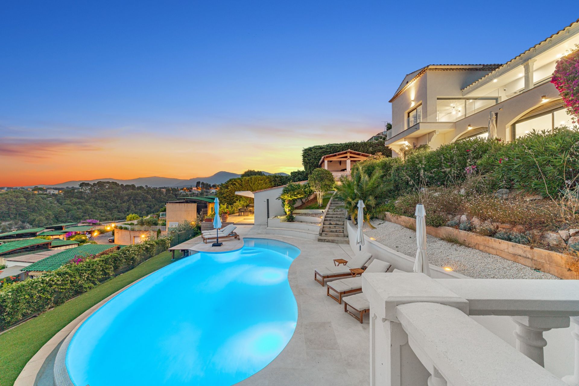 contemporary house 9 Rooms for sale on CAGNES SUR MER (06800)