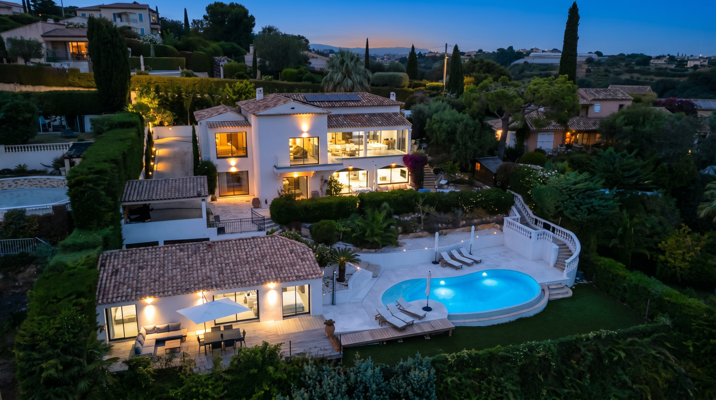 contemporary house 9 Rooms for sale on CAGNES SUR MER (06800)