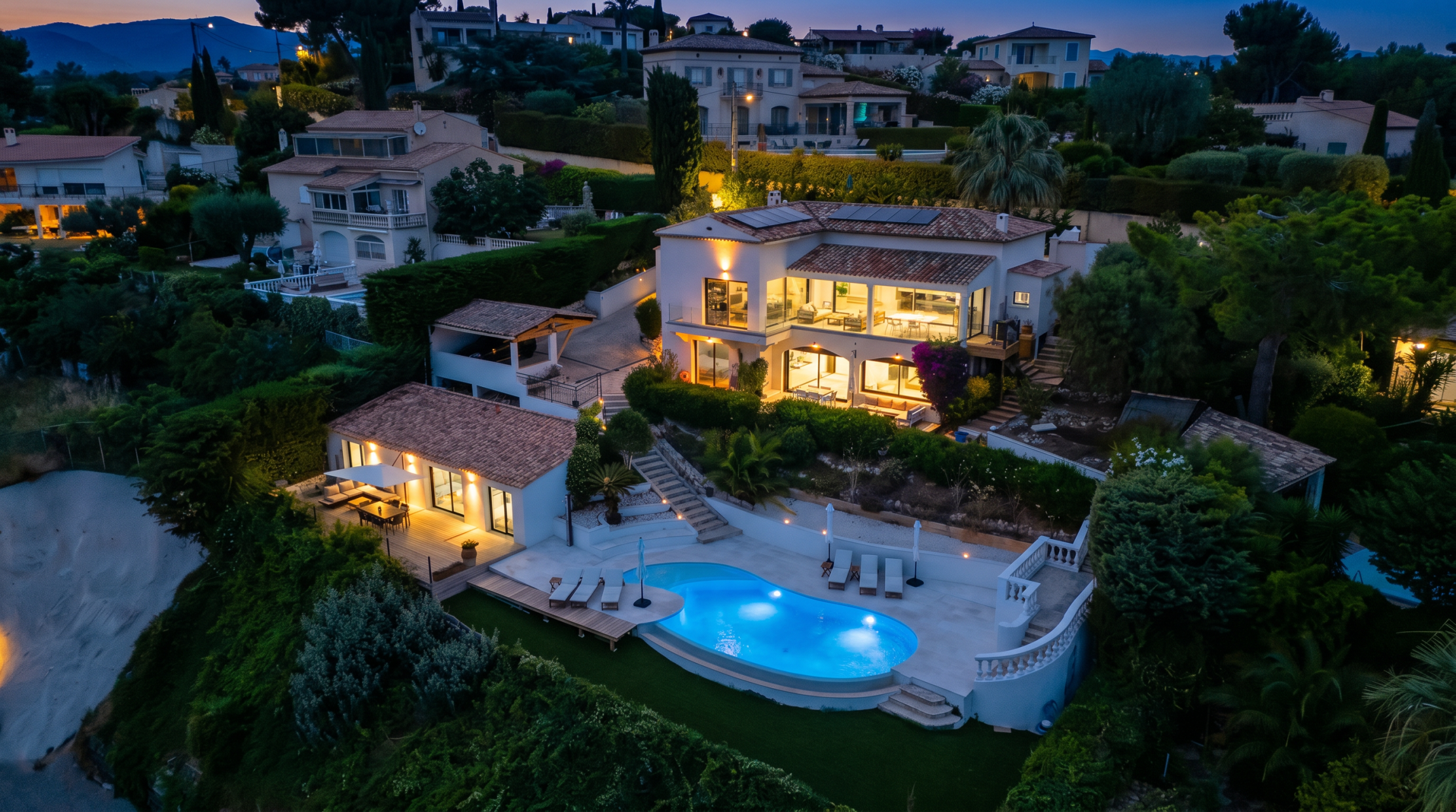 contemporary house 9 Rooms for sale on CAGNES SUR MER (06800)