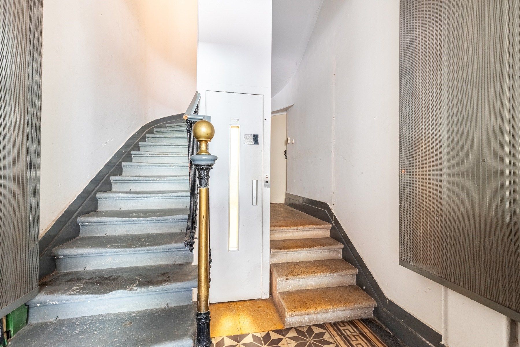 luxury apartment 4 Rooms for sale on BORDEAUX (33000)