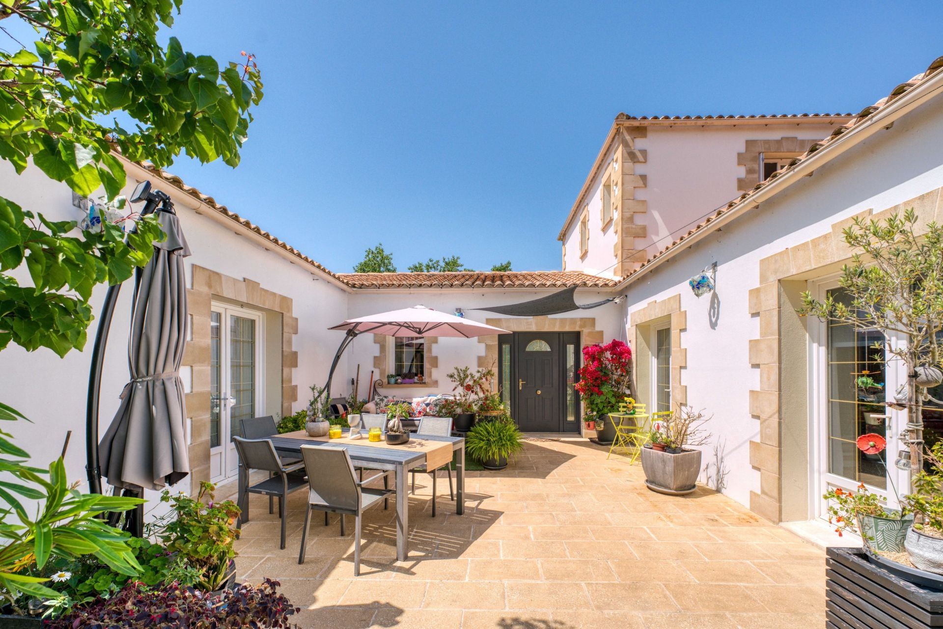 luxury house 11 Rooms for sale on LE CHATEAU D OLERON (17480)