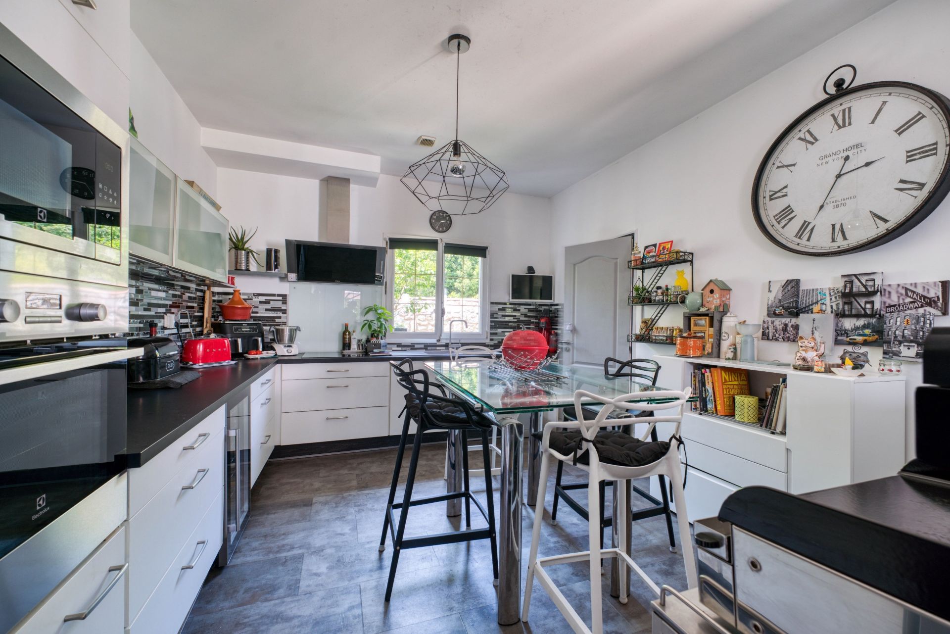 luxury house 11 Rooms for sale on LE CHATEAU D OLERON (17480)