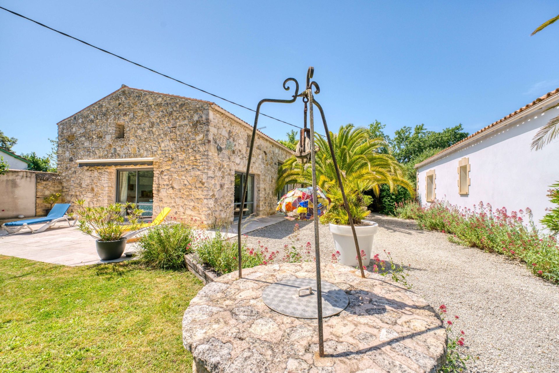luxury house 11 Rooms for sale on LE CHATEAU D OLERON (17480)