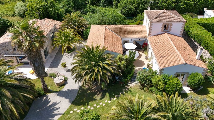 luxury house 11 Rooms for sale on LE CHATEAU D OLERON (17480)